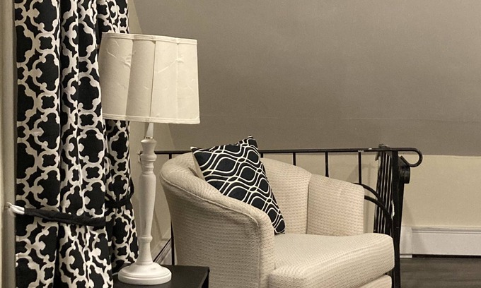 Mount Pleasant Casa | Trendy 2nd Floor Townhome near Federal Hill in Providence
