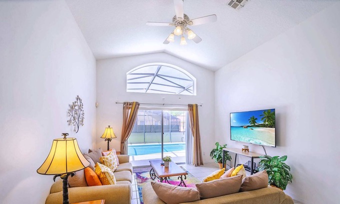Solana Casa | Trendy 4BR Home - Pool, BBQ , Games - Near Disney!