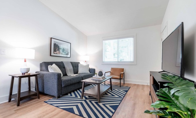 Lindridge-Martin Manor Apartamento | Trendy and Sophisticated 1-Bedroom Apartment!