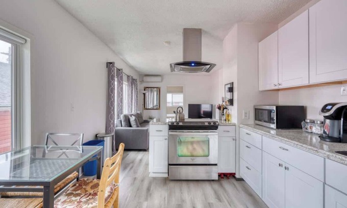 King Apartamento | Trendy Area Walk Everywhere 1BR Sleeps 4