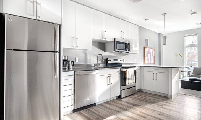 St. Elizabeth's Apartamento | Trendy Brighton 1BR w/ W/D, Gym, near T, Shops + Dining