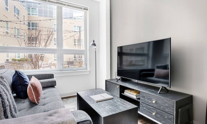St. Elizabeth's Apartamento | Trendy Brighton Studio w/ W/D, Gym, near T, Shops + Dining, by Blueground