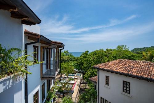 Las Catalinas Apartamento | Trendy Condo with Modern Decor, Stunning Ocean Views, and Exclusive Beach Club Access