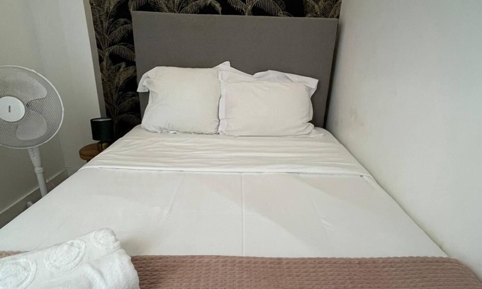 Hopital Saint-Louis Apartamento | A modern apartment situated just a few steps from the Canal Saint Martin