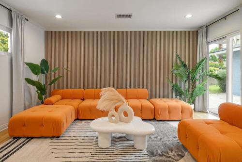 The Plaza Casa | Trendy Getaway - Hot Tub - Putt Putt - Games