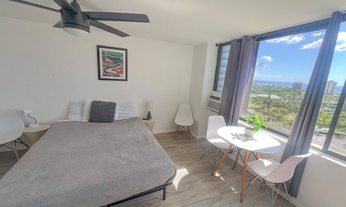 McCully - Moiliili Condominio | Trendy Hawaiian Monarch Studio | Ocean View | Pool