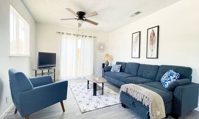 Coalinga Apartamento | Trendy Ivy 2-bedroom Apartment near DT Coalinga