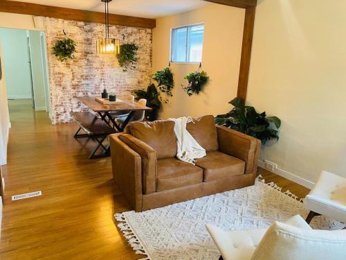 Sunnyside Apartamento | Trendy Kensington 3 min Walk Backyard AC Garage