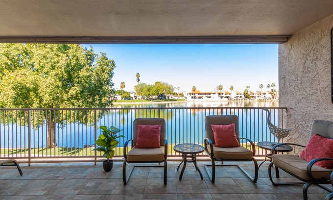 Desert Shores Condominio | TRENDY Sunny Lakefront + 2 camas KING + piscina climatizada