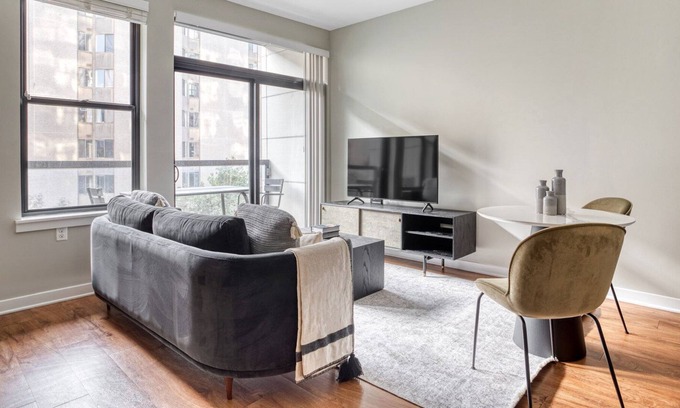 Mount Vernon Triangle Apartamento | Trendy Mt Vernon 1BR, w/ Gym, W/D & Roof Deck, near Metro, by Blueground