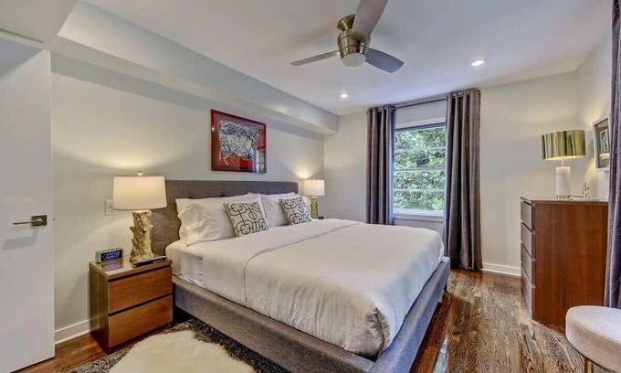 Cherry Condominio | 510 Queens 202: Stylish 1BR in Myers Park