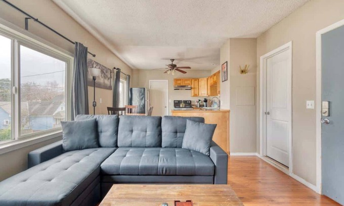 King Apartamento | Trendy NE Location Walkable 2BR Sleeps 6