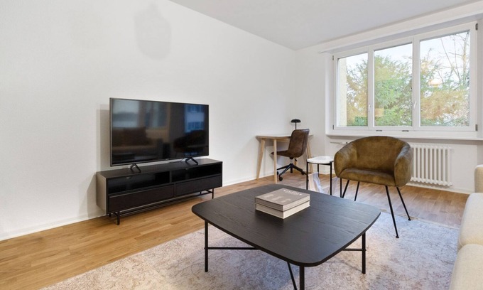 Oerlikon Apartamento | Trendy Oerlikon 3.5 Room w/ Balcony, 1min to Train Station, by Blueground