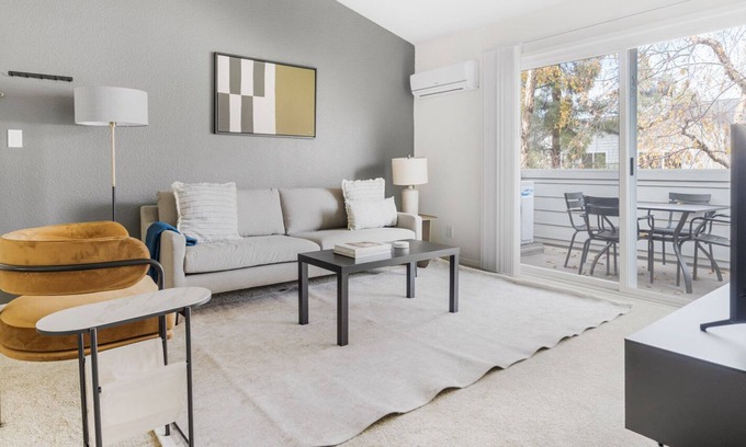 Pleasanton Apartamento | Trendy Pleasanton 2BR w/ A/C, Gym & Pool, nr TJ & CVS, by Blueground