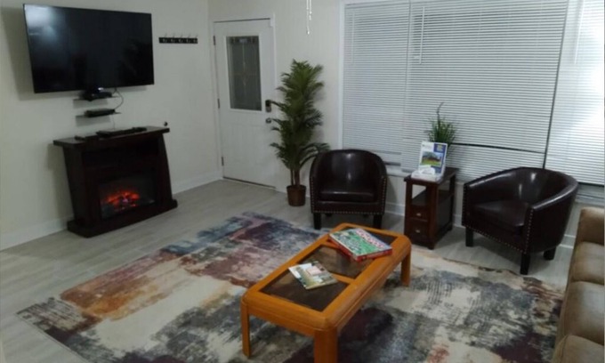Russell Casa | Trendy! Pro Cleaned, Self Check In - Sleeps 10