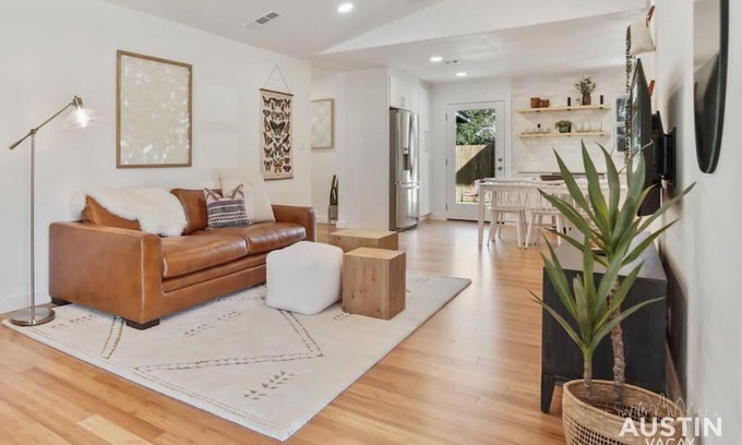 Bouldin Casa | Trendy Remodeled Home by SoCo w Nice Outdoor Space
