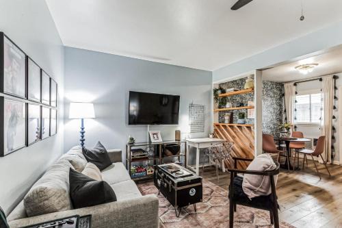 Melrose Casa | Trendy Studio for 4 with Community Pool