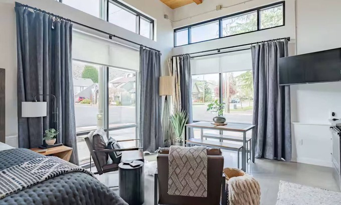 Hough Apartamento | Trendy Studio in Uptown Village Vancouver WA