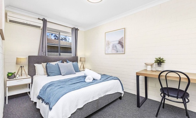 Wembley Casa | Trendy townhouse on lake’s edge with lush parks!