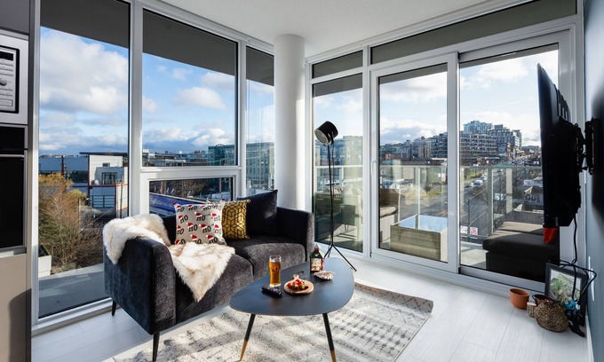 Mount Pleasant Apartamento | Trendy Two Bedroom with Parking Olympic Village