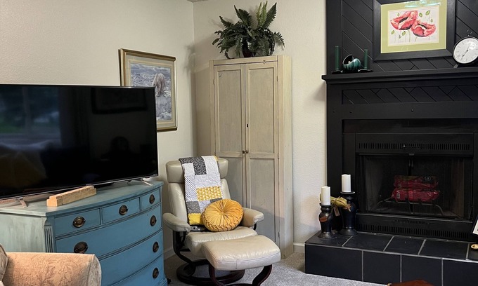 Airport Heights Community Council Condominio | Trendy Updated Centrally located Condo