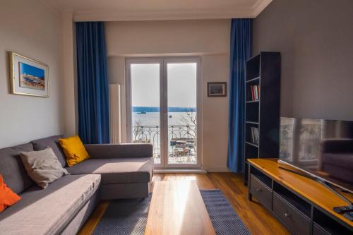 Kabatas Apartamento | Trendy Waterfront Apt with a Striking View