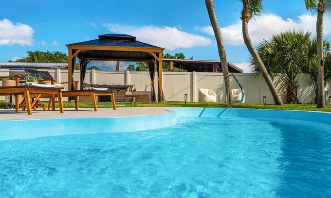 Florida North Atlantic Coast Casa | Tres Palmas · Luxury 4BR Oasis: Pool, Hot Tub, Beach & Golf!