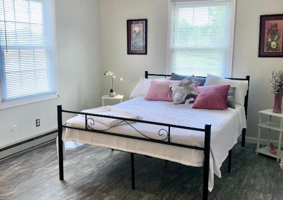 Bloomington Casa | Trestle Creek Farm- farmhouse suite
