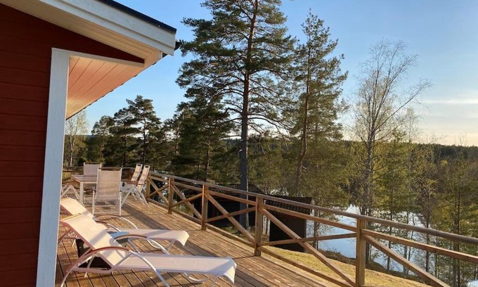 Skillingsfors Casa | Trevligt fritidshus med stor terrasse mot sjöen