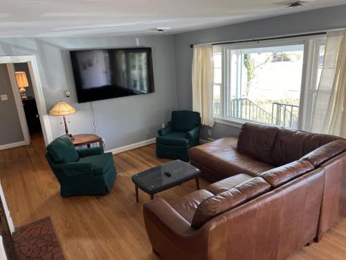 Norfolk Casa | Tri-Level home - 5 BR 2 BA - Extended Stays, Wi-Fi home