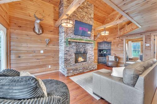 Bryant Casa | Tri-state Corner Cabin with a fire pit hot tub & indoor pool