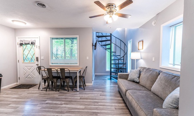 Indian Point Cabina | Tribesman Resort #23 - Renovated Cabin, Minutes to Silver Dollar, Great Location
