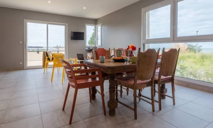 Saint-Come-de-Fresne Apartamento | Tribord, apartment with terrace and sea view, parking