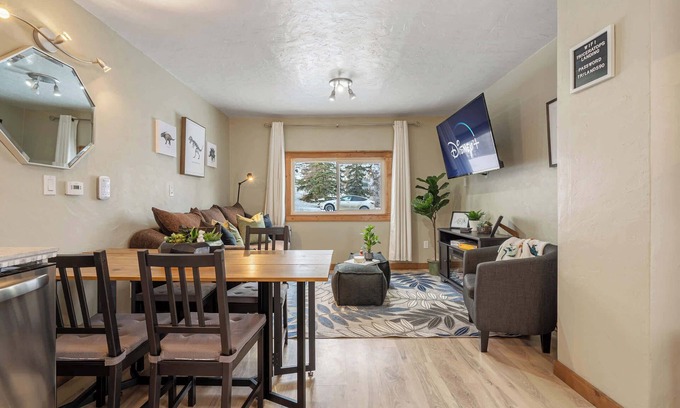 Drumheller Casa | Triceratops Landing | Cozy & Family-Friendly Home!