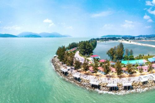 Lumut Casa | Trichrome Marina Island Minimalist Villa with Balcony