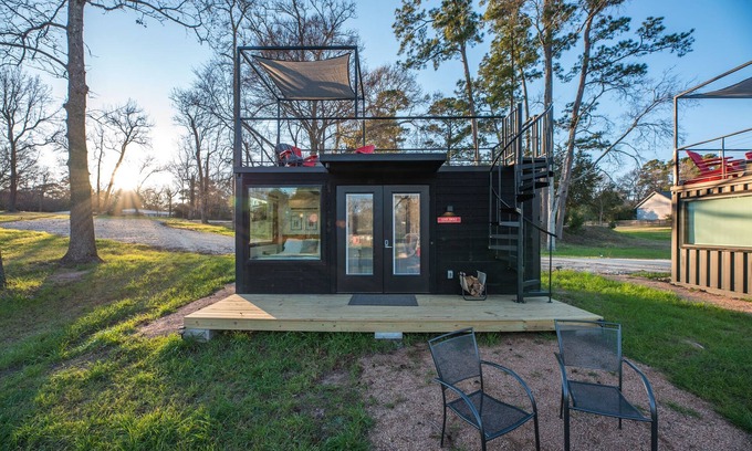 Willis Complejo | Trifecta is 2 mins to Lake Conroe! Heated Pool, Stocked Ponds, Cute Pygmy Goats