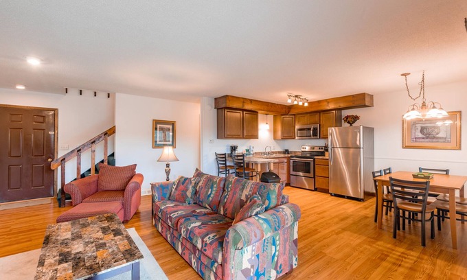 DuBois Condominio | Trilevel 2 Bedroom Condo in Lakeside Resort Community (1 King & 2 Queen Beds)