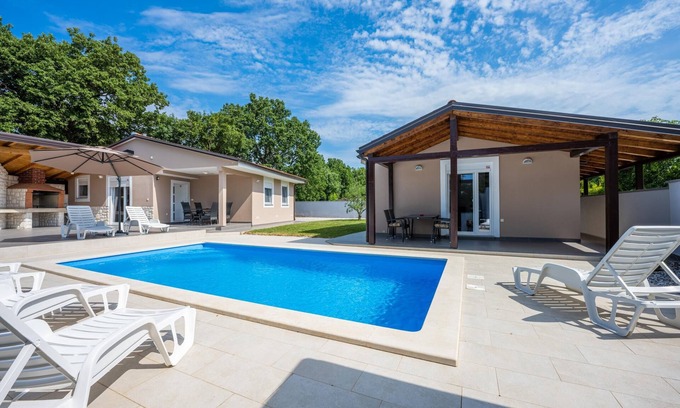 Valtura Casa | Trinetta - Modern House with Pool, BBQ, privacy in quiet area