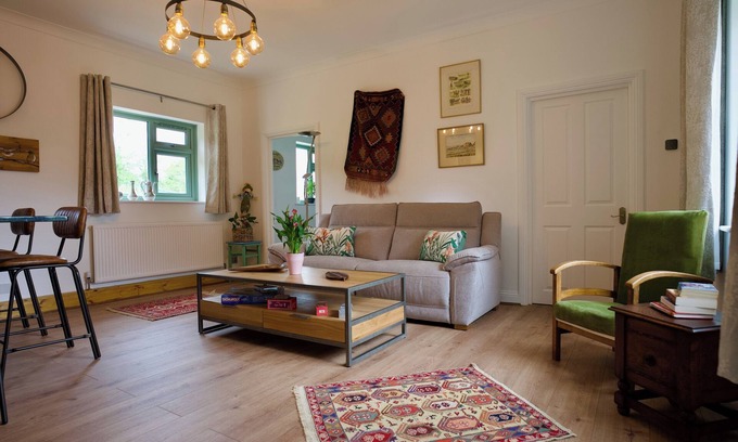Tring Cabaña | Tring Grange Cottage - Sleeps 2 - Onsite Parking