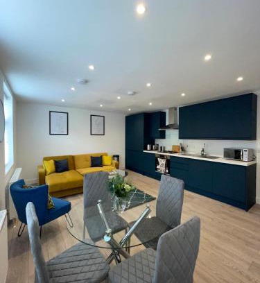 Huntingdon Apartamento | Trinity Apartments - 2 Bed Apartment - Spacious - Modern - 30 Seconds from High Street