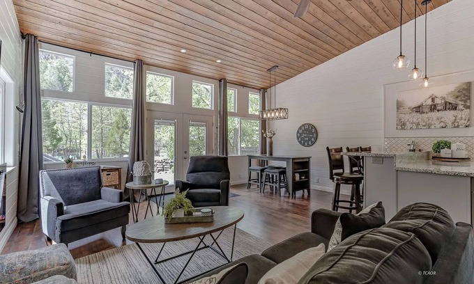 Douglas City Casa | Trinity River Modern Farmhouse: Private Boat Launch, Fire Pit, outdoor games