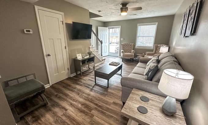 Belmont Condominio | "Triple C" Clean, Comfy & Convenient