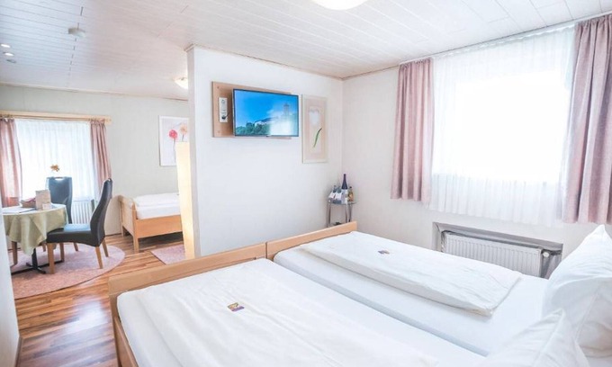 Thallichtenberg Apartamento | Triple room with shower and WC