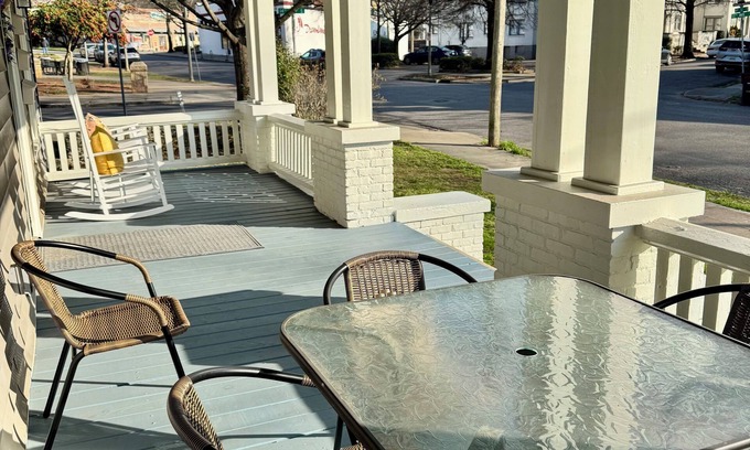 Cahaba Heights Casa | 3BD2. 5 BTH 5 MIN CAMINANDO A RESTAURANTES Y COMPRAS
