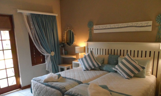Bloemfontein Cama Y Desayuno | Tripple Room (3 Singles/King & Single) Cherry Lane Self Catering and B&B