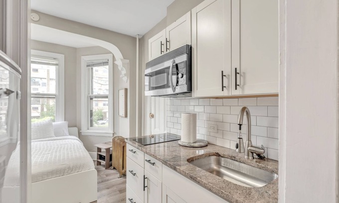 Wilmington Apartamento | Trolley Teacup Charming Cozy Studio 1 Bedroom Apts by RedAwning