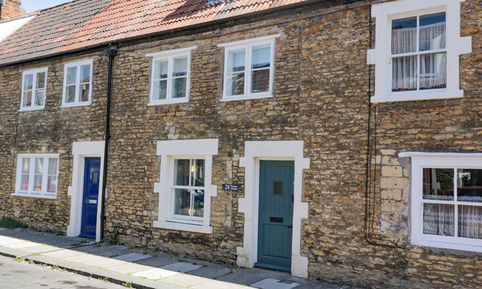 Frome Cabaña | TROOPERS COTTAGE, pet friendly, with a garden in Frome