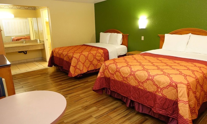 Garden Grove Hotel | Tropic Lodge