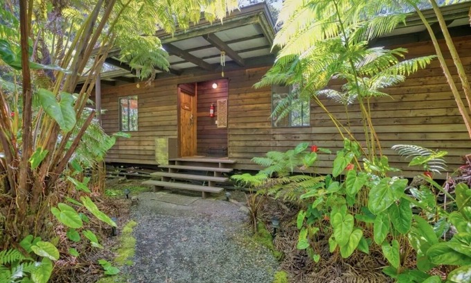 Volcano Cabina | Tropical 1-bedroom cabin. Five minute drive to Hawaii Volcanoes National Park.