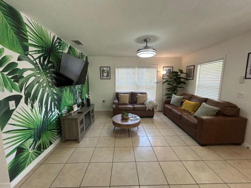 Lakeland Casa | Tropical 3bed 2bath Lakeland Home on corner lot
